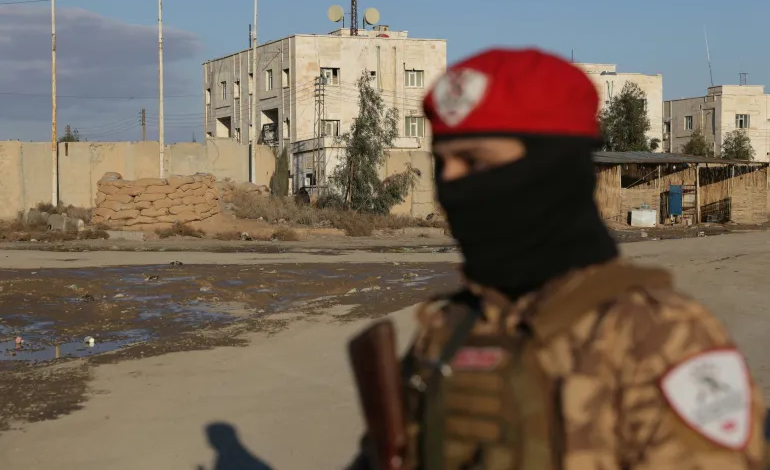 ISIL fighters flee jail as Syrian army clashes with Kurdish-led SDF